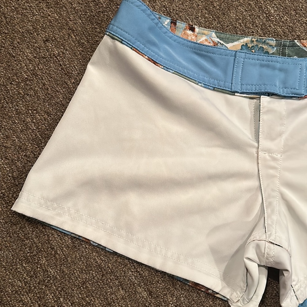 Women’s Reversible Floral/White Crazy Shirts Board Shorts *Like New* - Picture 9 of 14